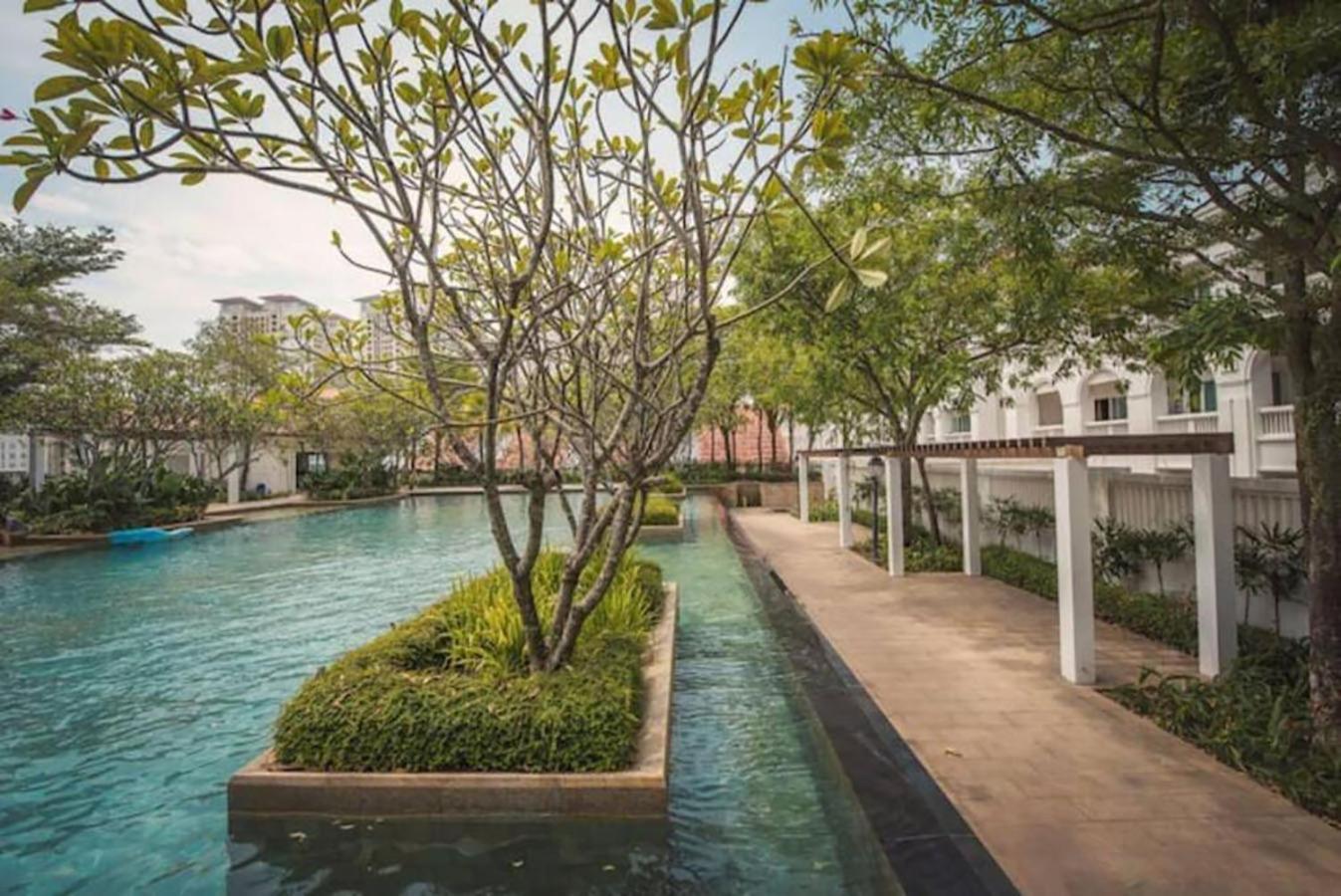 Tree Premier Suite Strait Quay Luxury Marina Suite Tanjung Tokong Экстерьер фото